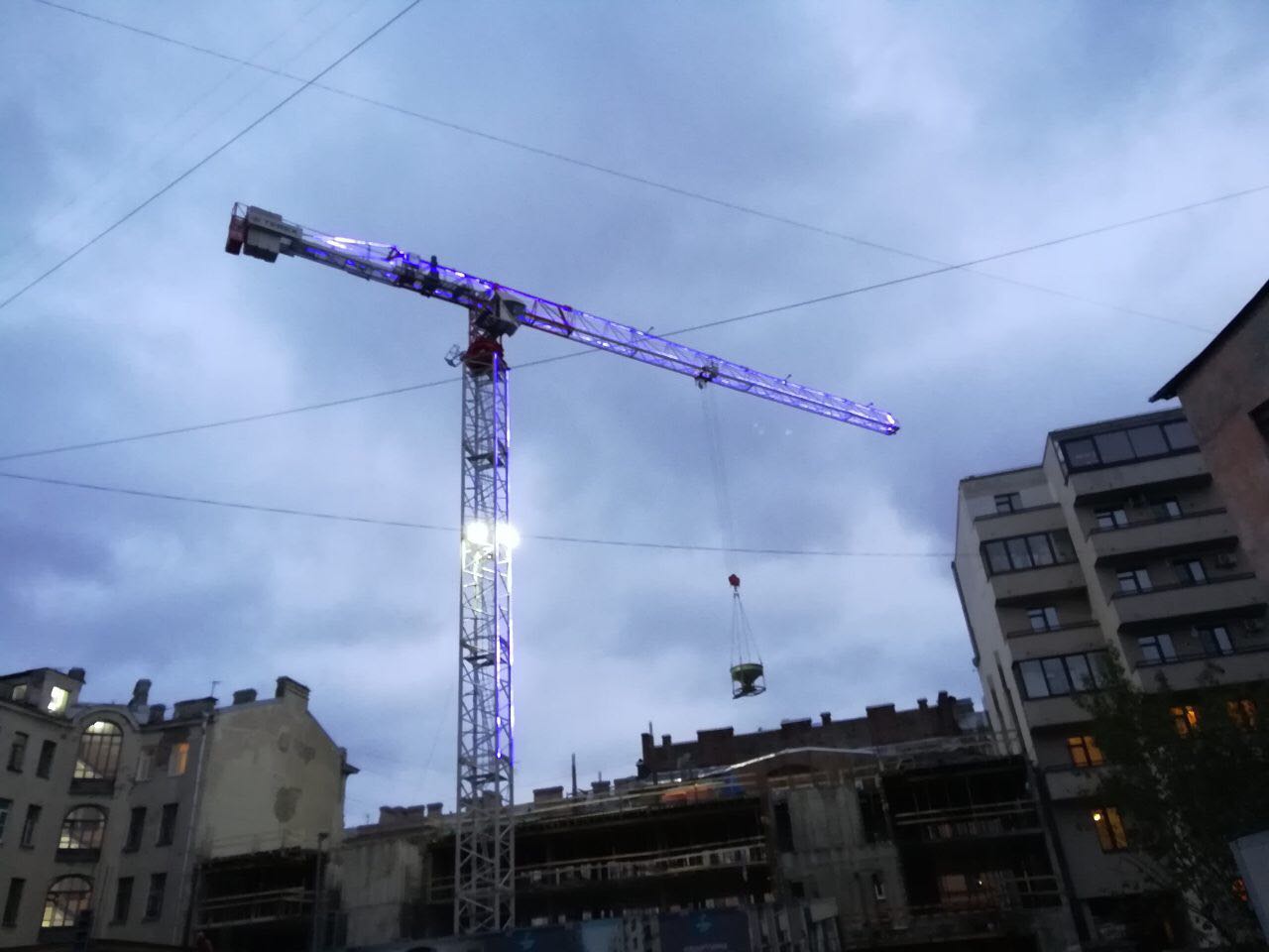 Контурная подсветка строительного крана