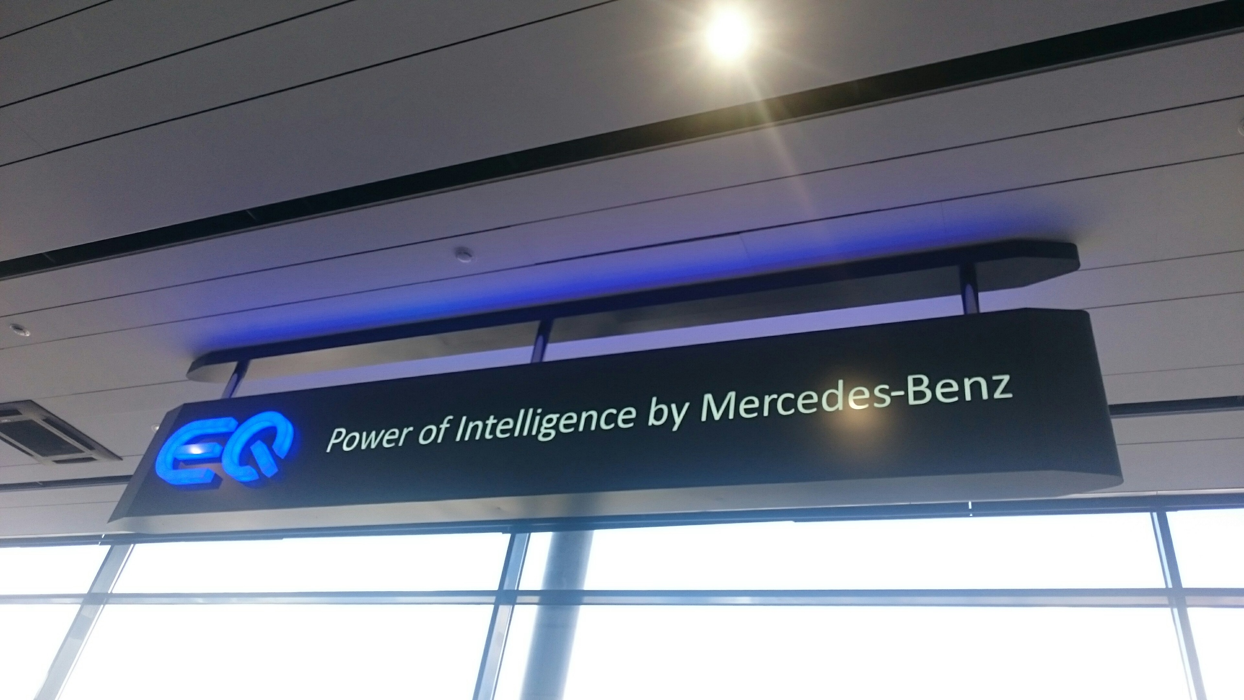 Световое оформление зоны электромобилей Mercedes Benz