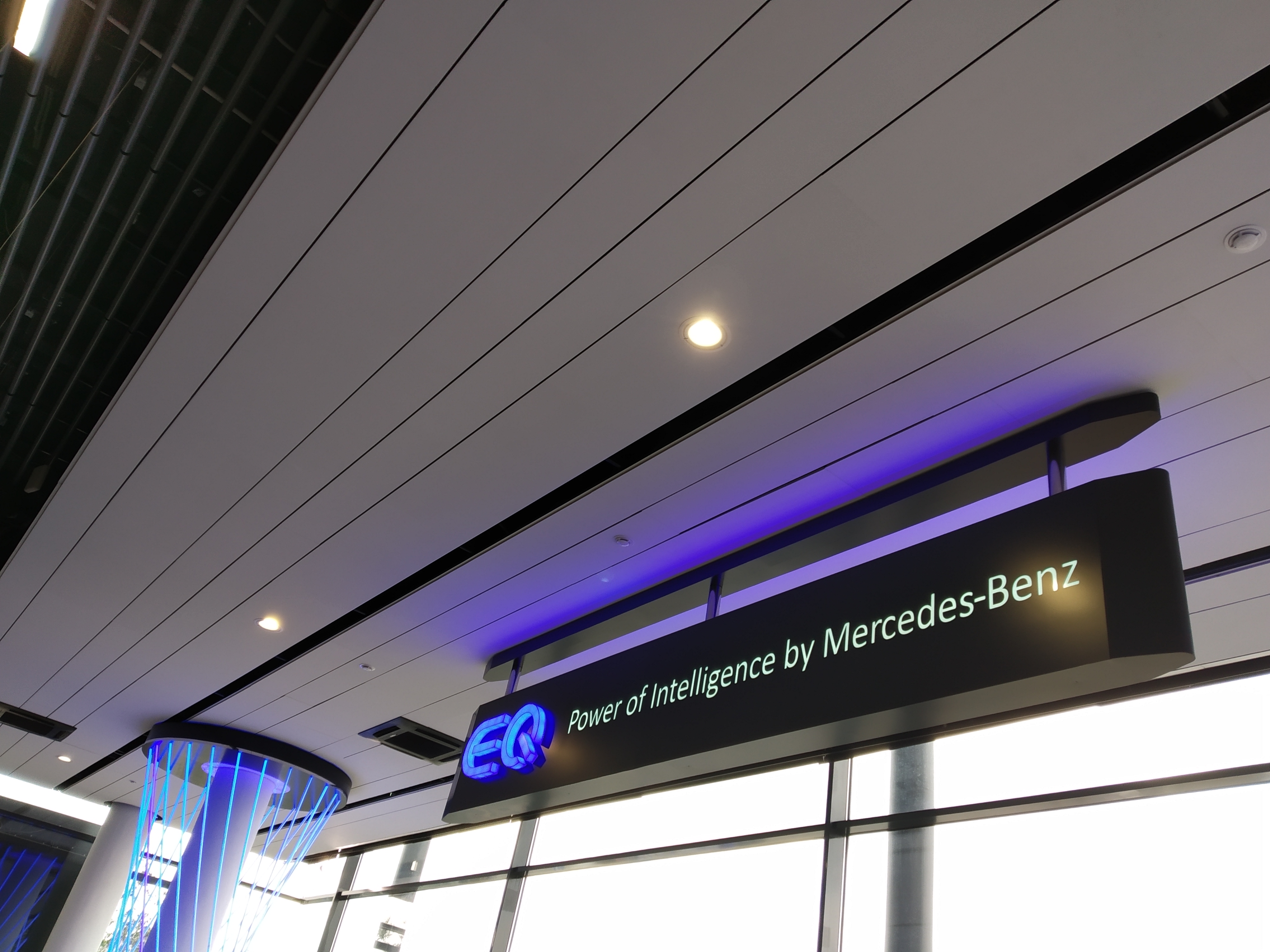Оформление зоны продаж электромобилей Mercedes Benz EQ