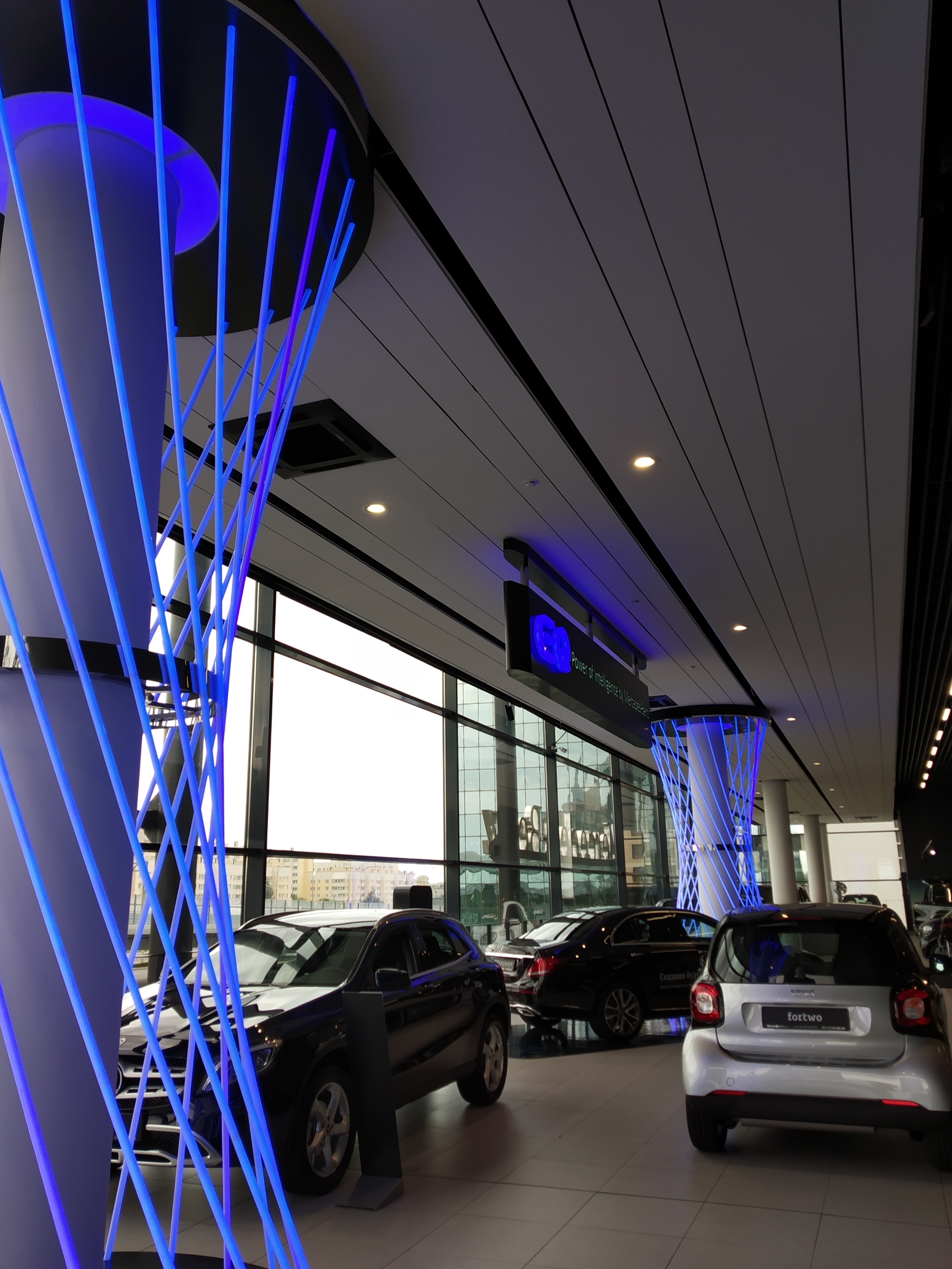 Световое оформление зоны электромобилей Mercedes Benz