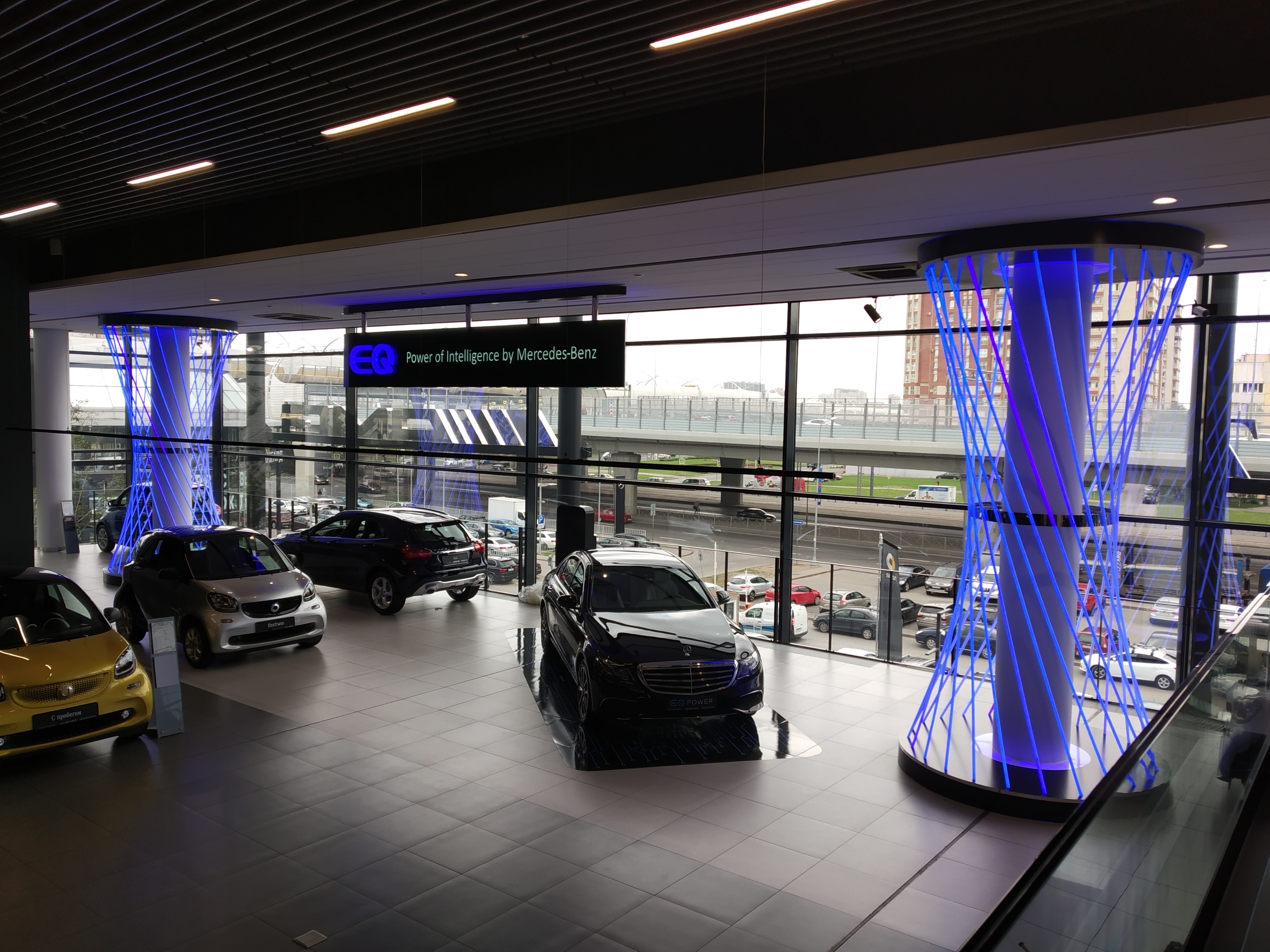 Световое оформление зоны электромобилей Mercedes Benz