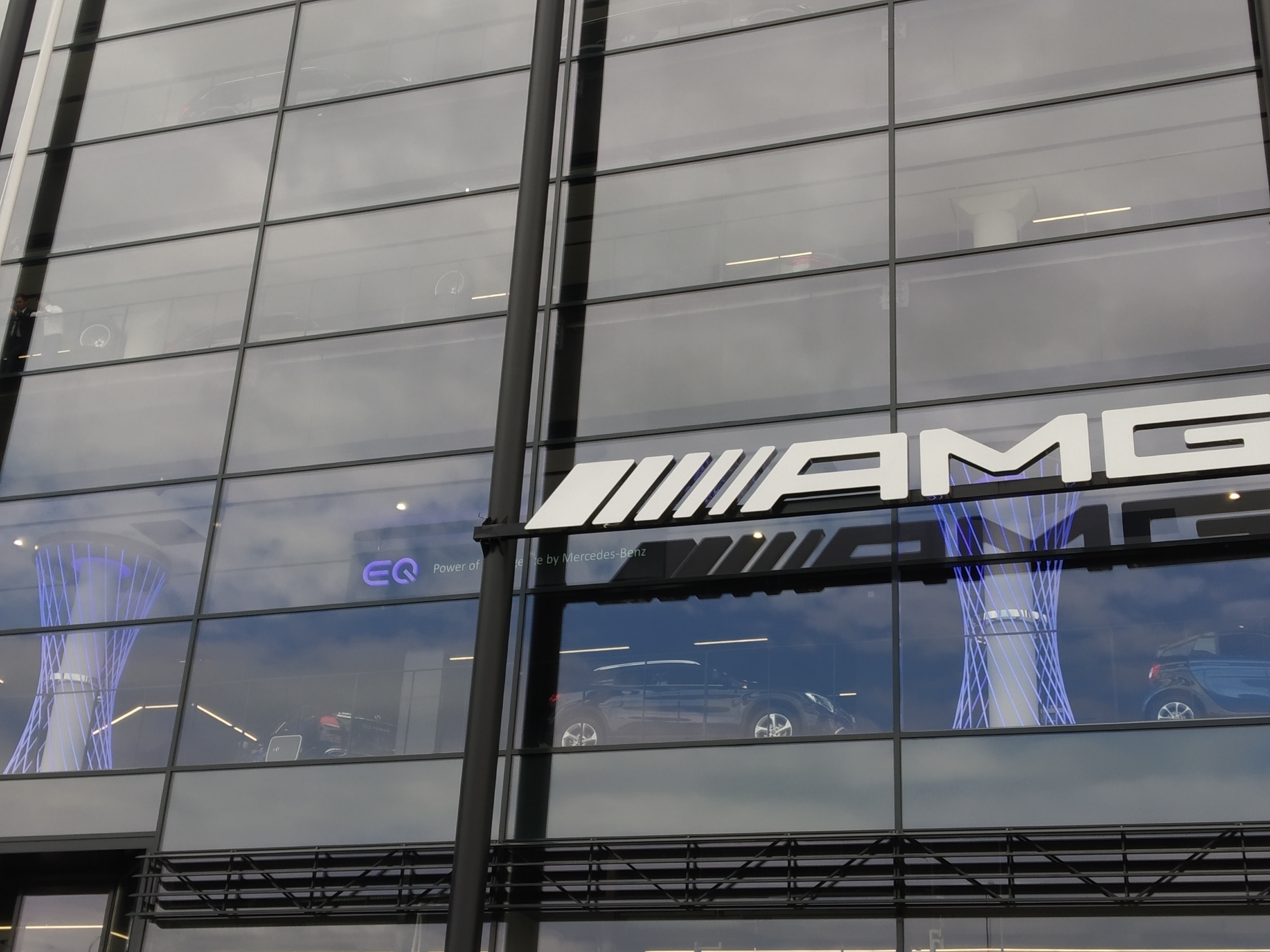 Световое оформление зоны электромобилей Mercedes Benz