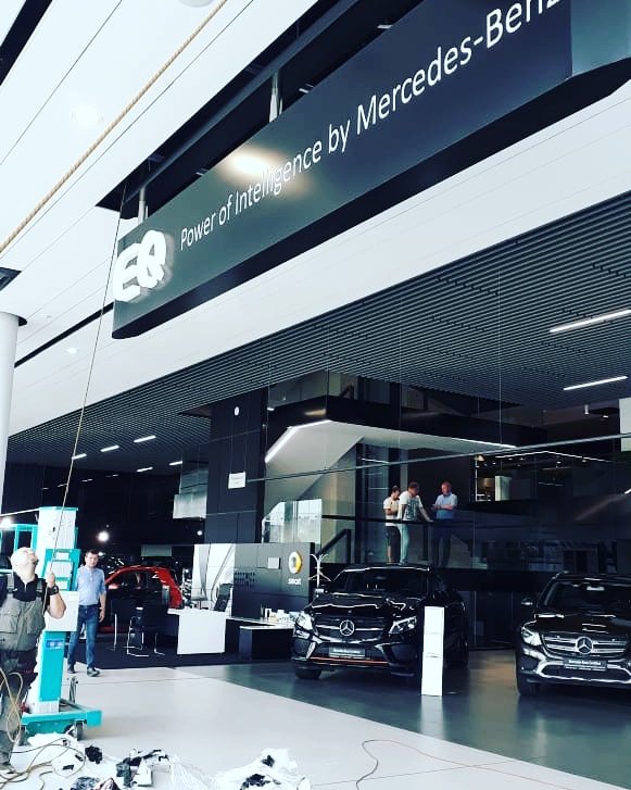 Световое оформление зоны электромобилей Mercedes Benz