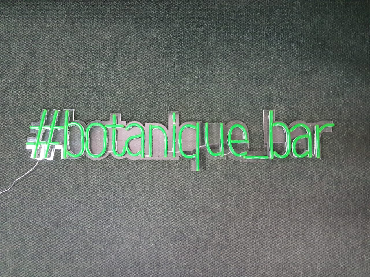 Гибкий неон в интерьере / Botanique_bar