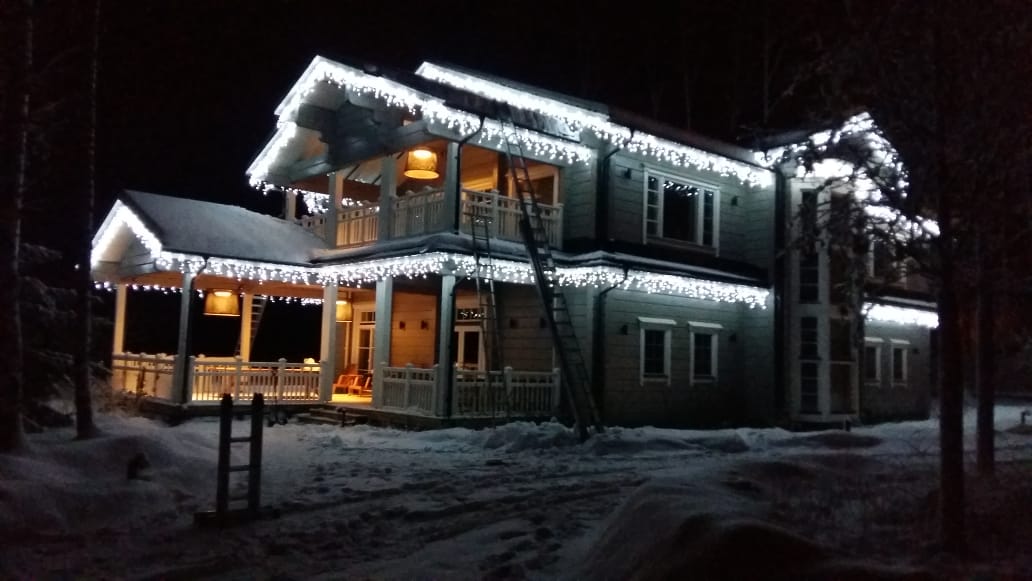 Новогодняя подсветка коттеджа в Ленинградской Области